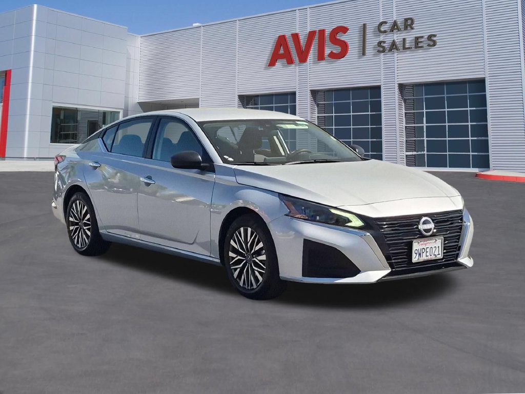 Used 2025 Nissan Altima 2.5 SV FWD image 3