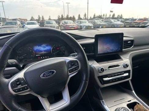 Used 2022 Ford Explorer XLT w/ Equipment Group 202A AWD/4WD image 8