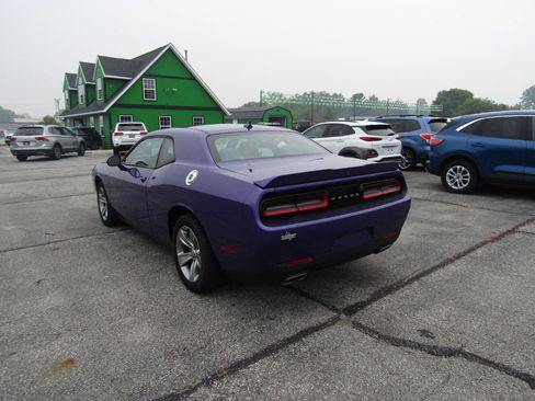 Used 2019 Dodge Challenger SXT RWD image 5