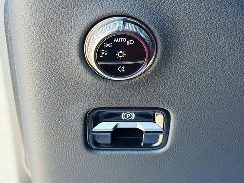 Used 2025 Mercedes-Benz GLC 300 4MATIC image 35