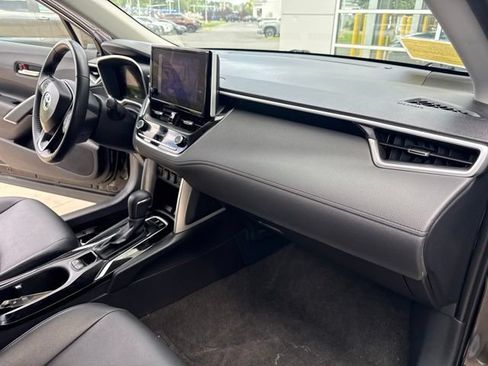 Used 2025 Toyota Corolla Cross XLE FWD image 31