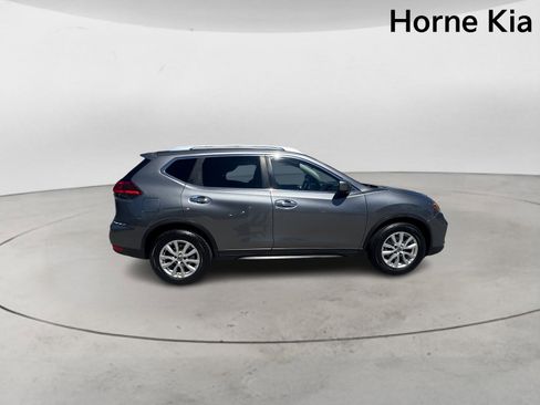 Used 2017 Nissan Rogue SV image 3