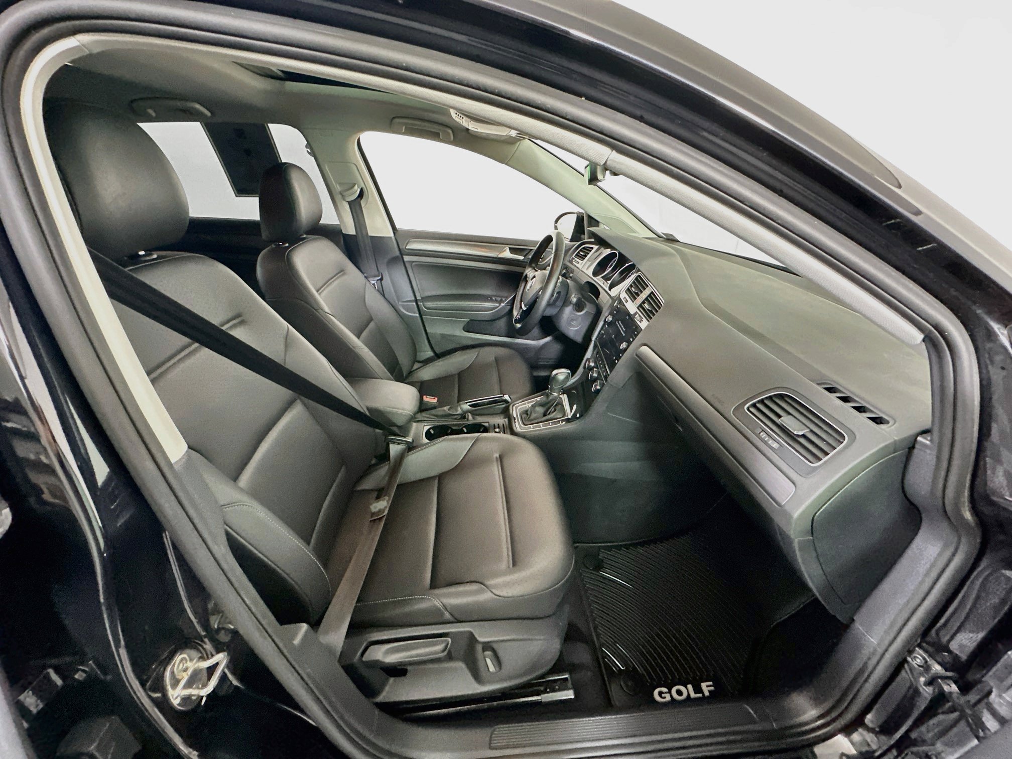 Used 2019 Volkswagen Golf SE FWD image 33