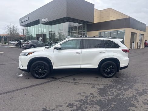 Used 2019 Toyota Highlander SE image 2
