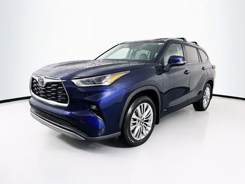 Used 2025 Toyota Highlander Platinum image 3