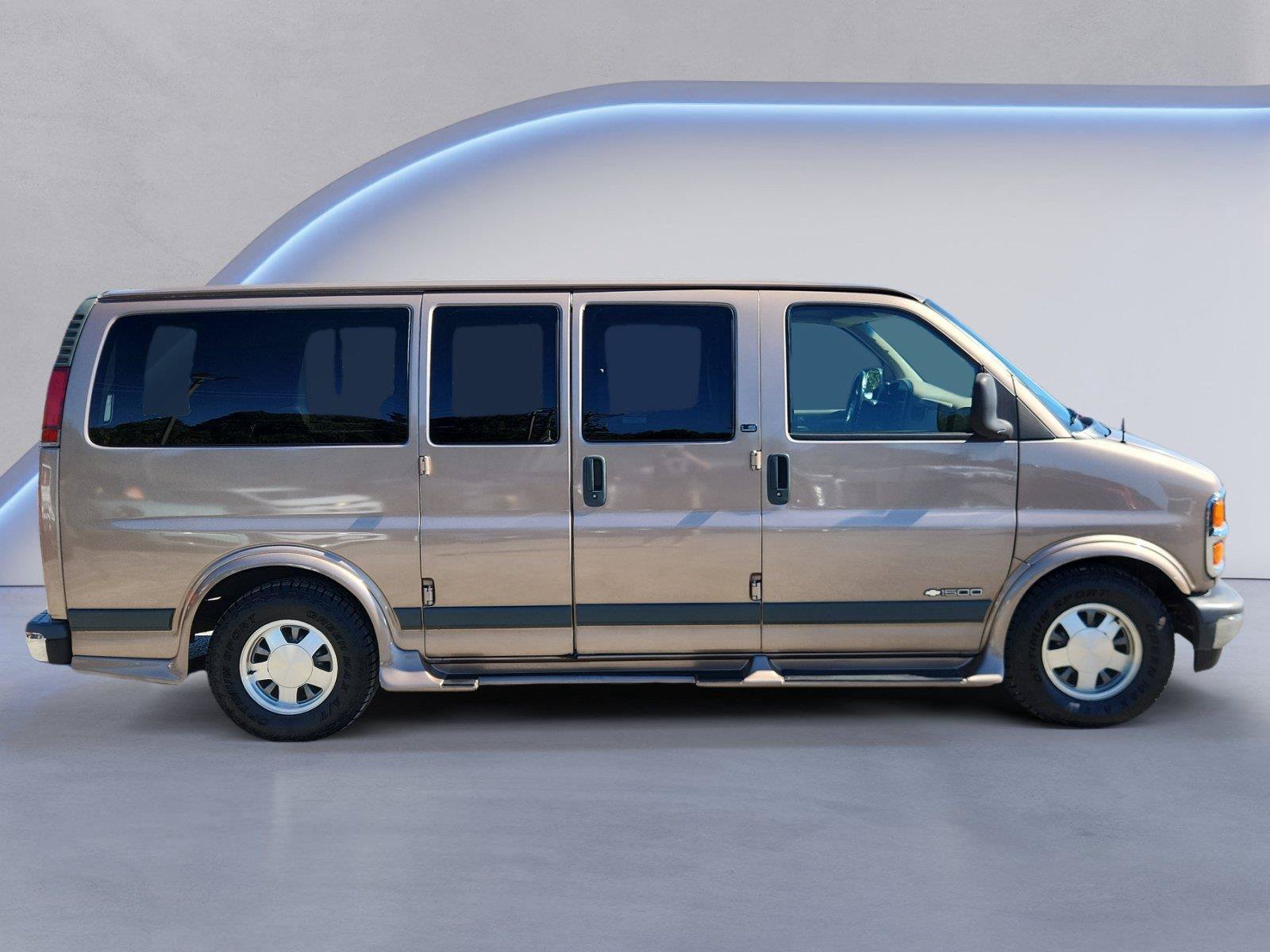Used 2001 Chevrolet Express 1500 Passenger w/ LS Preferred Equipment Group RWD image 2