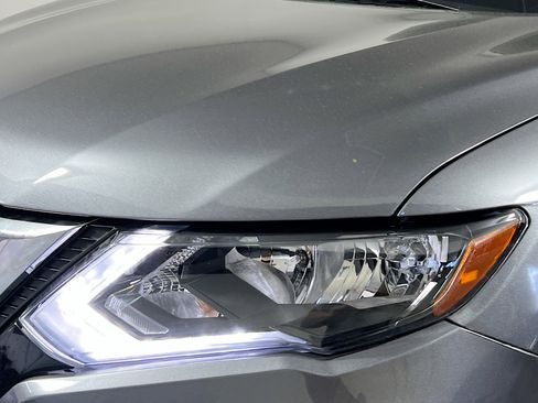 Used 2018 Nissan Rogue SV image 11