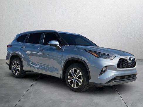 Used 2024 Toyota Highlander XLE FWD image 6