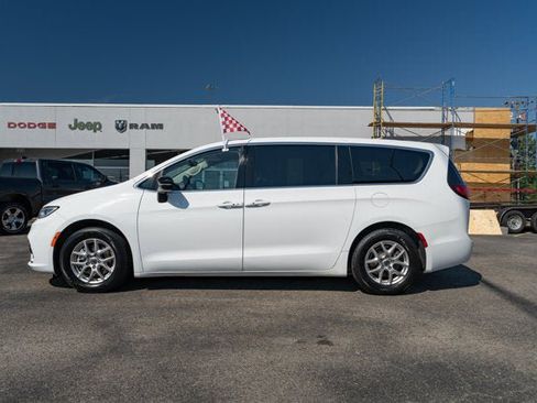Used 2024 Chrysler Pacifica Touring-L FWD image 2
