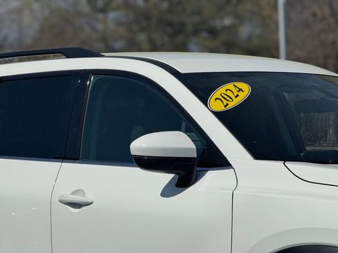 Used 2024 Nissan Pathfinder SV image 7