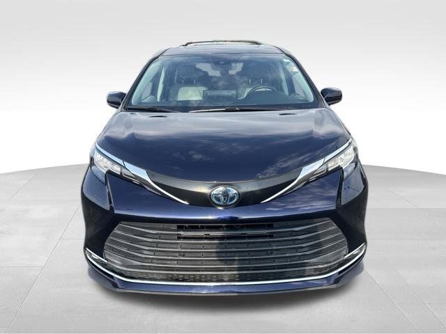 Used 2023 Toyota Sienna XLE FWD image 8