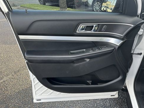Used 2017 Ford Explorer XLT image 10