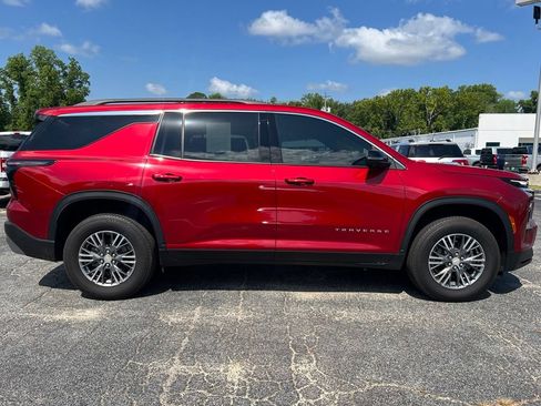 Used 2025 Chevrolet Traverse LT w/ Driver Confidence Package FWD image 2