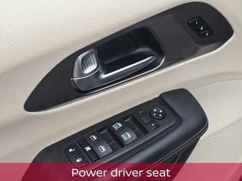 Used 2023 Chrysler Pacifica Touring-L image 15