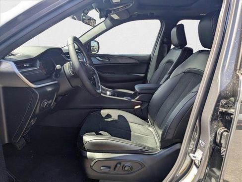 New 2025 Jeep Grand Cherokee Altitude image 4