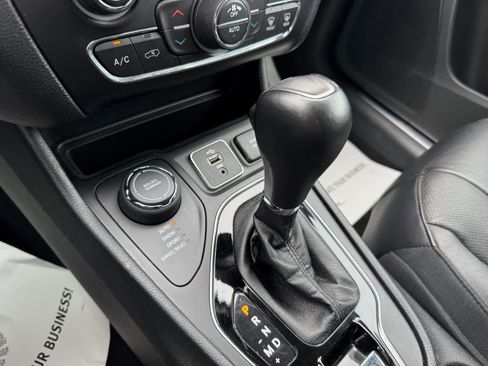 Used 2019 Jeep Cherokee Limited w/ Luxury Group AWD/4WD image 7
