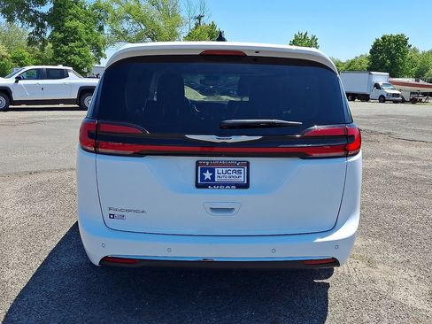Used 2023 Chrysler Pacifica Touring-L FWD image 10