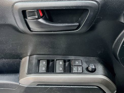 Used 2017 Toyota Tacoma TRD Sport w/ Tow Package (A/T) AWD/4WD image 18