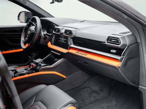 Used 2025 Lamborghini Urus SE AWD/4WD image 12