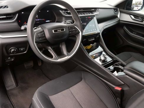 Used 2023 Jeep Grand Cherokee Laredo image 12