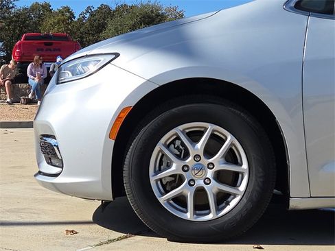 Used 2023 Chrysler Pacifica Touring-L image 5