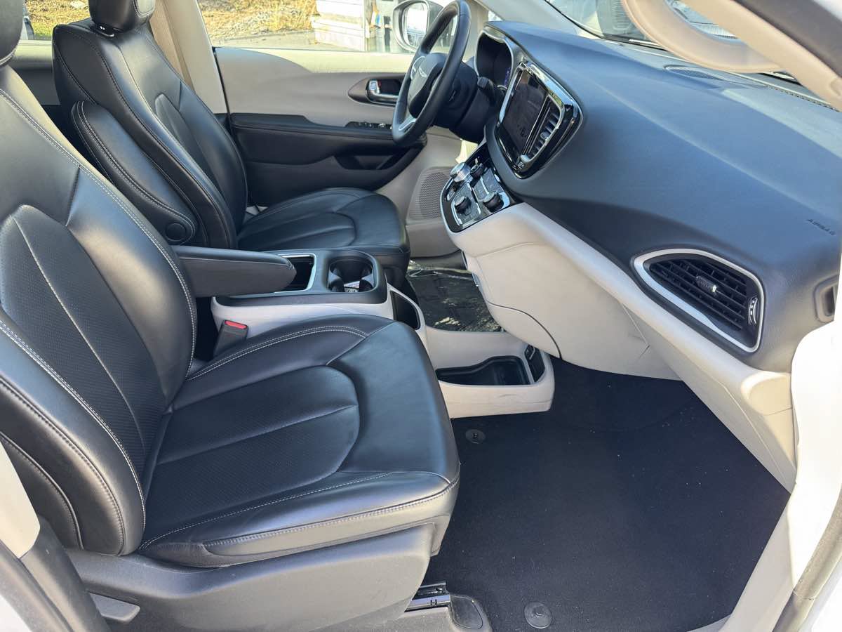 Used 2023 Chrysler Pacifica Touring-L FWD image 16