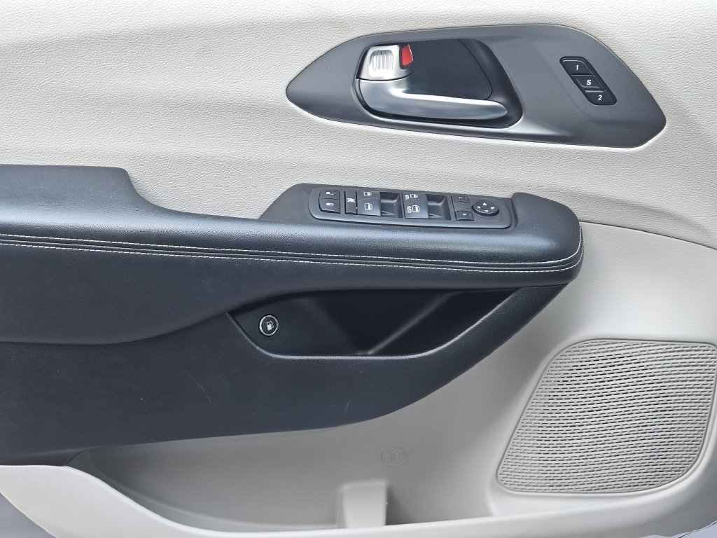Used 2021 Chrysler Pacifica Touring-L FWD image 16