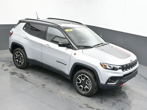 Used 2025 Jeep Compass Trailhawk AWD/4WD image 37