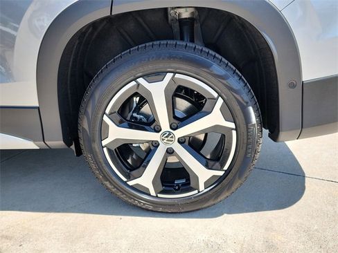 New 2025 Volkswagen Tiguan SE image 27