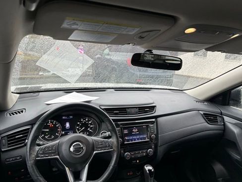 Used 2018 Nissan Rogue SV image 11