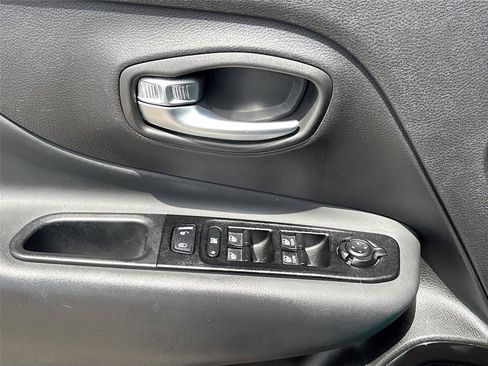 Used 2020 Jeep Renegade Altitude AWD/4WD image 17