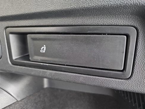 Used 2022 Volkswagen Tiguan SE R-Line image 17