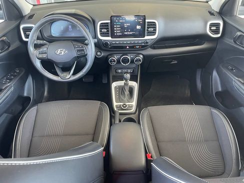 Used 2024 Hyundai Venue Limited FWD image 11