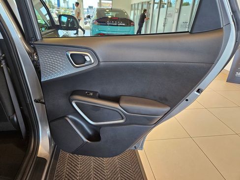 Used 2025 Kia Soul LX w/ LX Technology Package FWD image 27