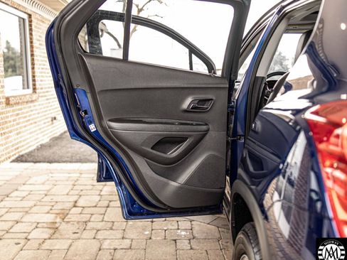 Used 2017 Chevrolet Trax LT w/ Sun & Sound Package image 20