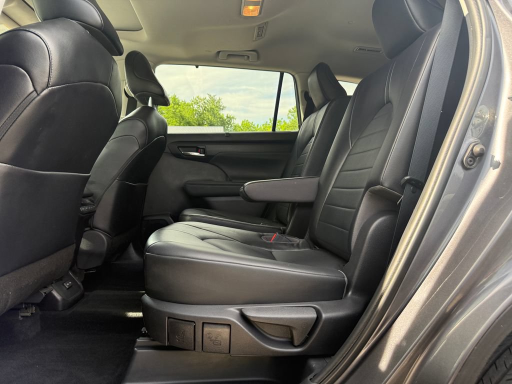 Used 2022 Toyota Highlander XLE AWD/4WD image 22