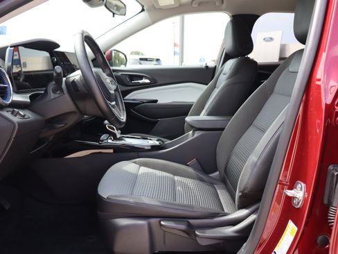Used 2024 Chevrolet Trax LT w/ Driver Confidence Package FWD image 9