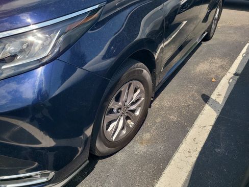 Used 2023 Toyota Sienna XLE FWD image 2