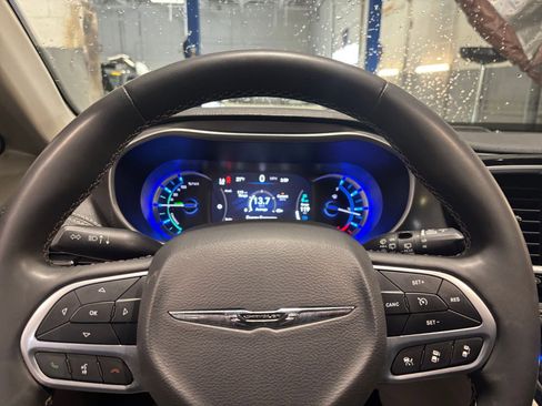 Used 2023 Chrysler Pacifica Touring-L image 29