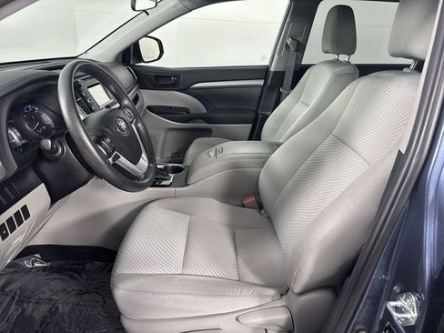 Used 2019 Toyota Highlander LE AWD/4WD image 18