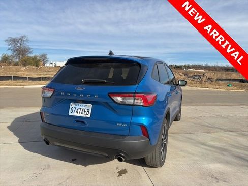 Used 2021 Ford Escape SE w/ SE Sport Appearance Package image 4