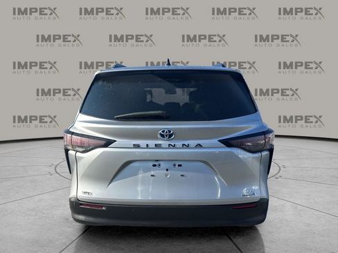 Used 2024 Toyota Sienna XLE image 4