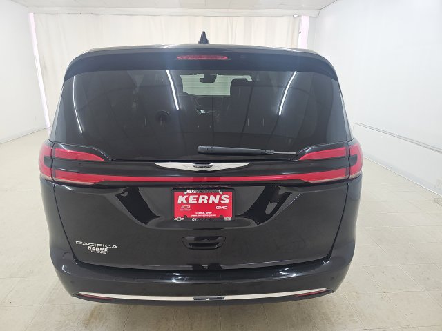 Used 2023 Chrysler Pacifica Touring-L FWD image 15