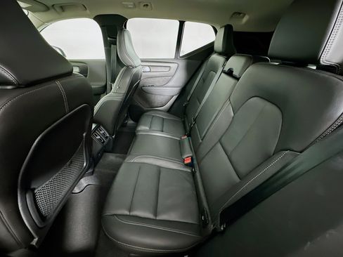 Used 2025 Volvo XC40 B5 Plus image 29