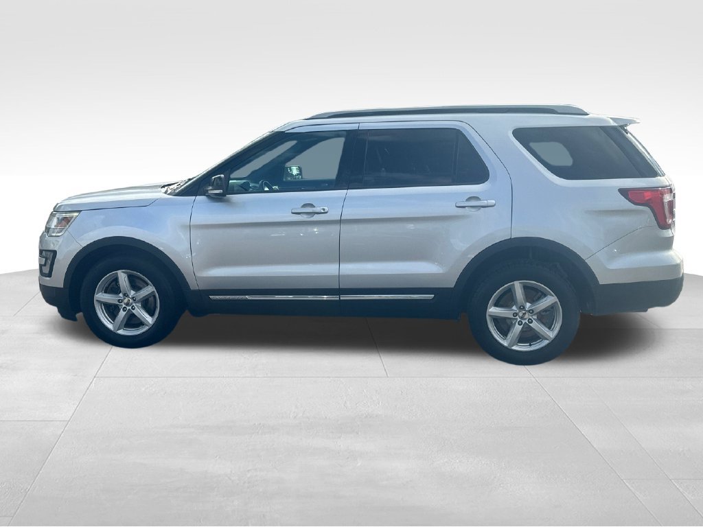 Used 2016 Ford Explorer XLT w/ Equipment Group 202A AWD/4WD image 3