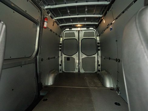 Used 2025 Mercedes-Benz Sprinter 2500 image 18