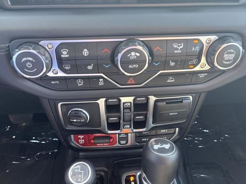 Used 2025 Jeep Wrangler Unlimited Rubicon w/ Convenience Group AWD/4WD image 31