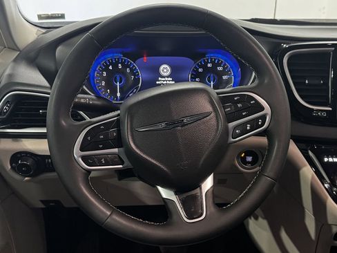 Used 2024 Chrysler Pacifica Touring-L FWD image 4