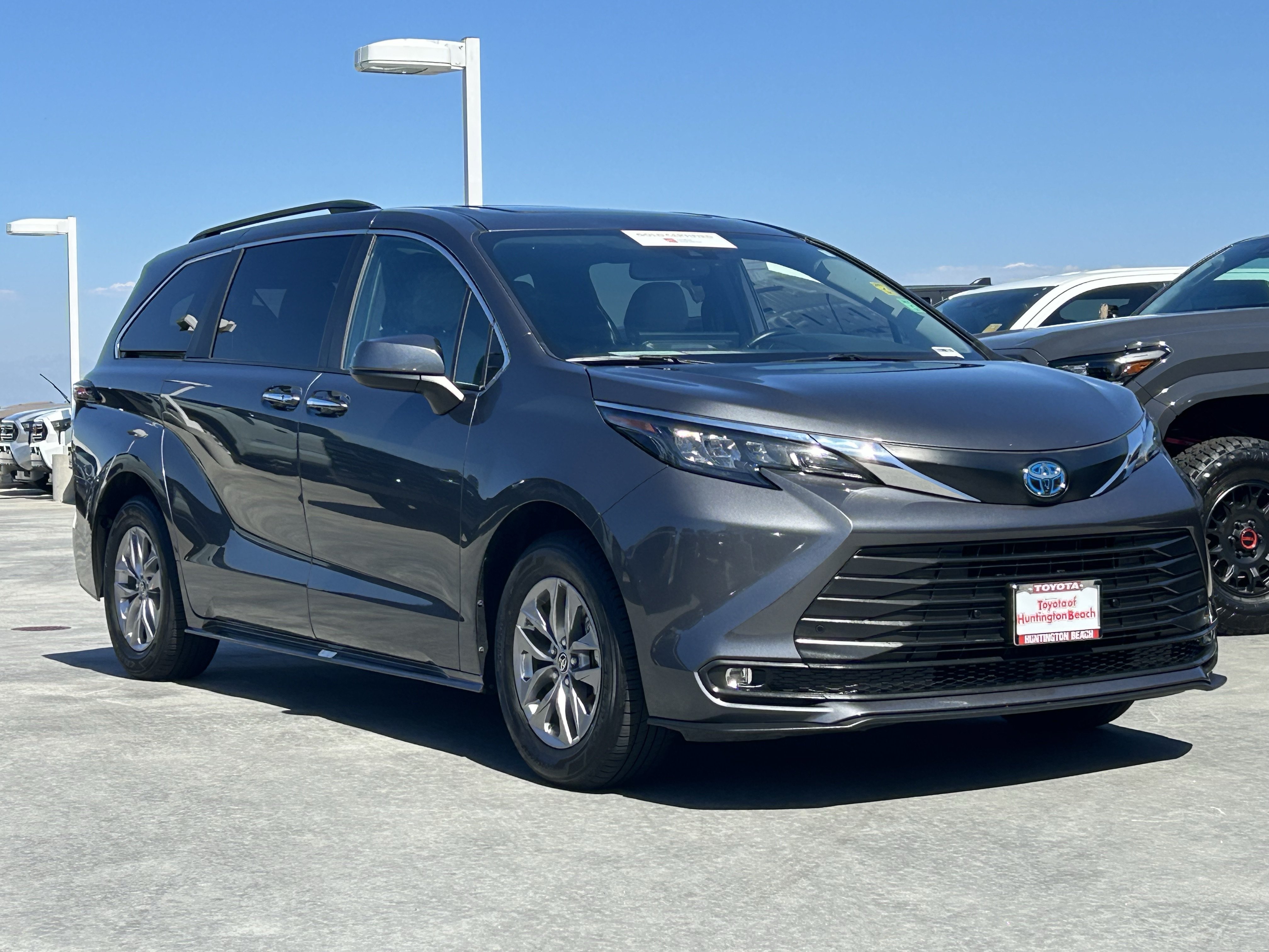 Certified 2025 Toyota Sienna XLE FWD image 2