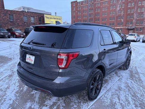 Used 2017 Ford Explorer XLT w/ XLT Appearance Package image 8